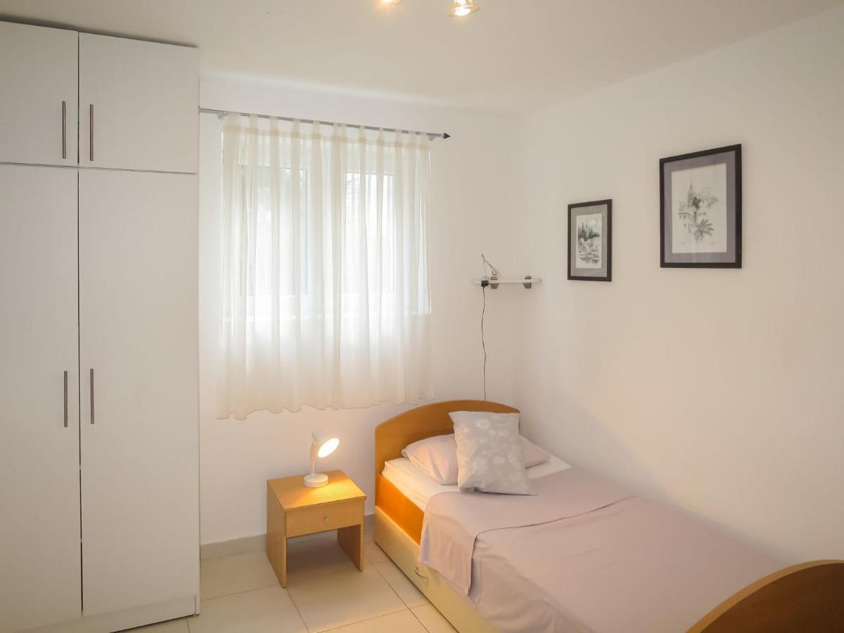 Apartment Gottwald - SRD305 Starigrad Paklenica Exterior foto