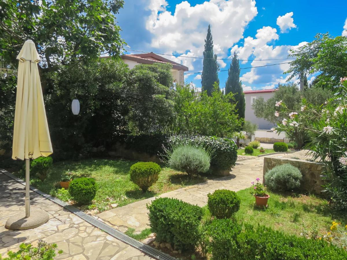 Apartment Gottwald - SRD305 Starigrad Paklenica Exterior foto
